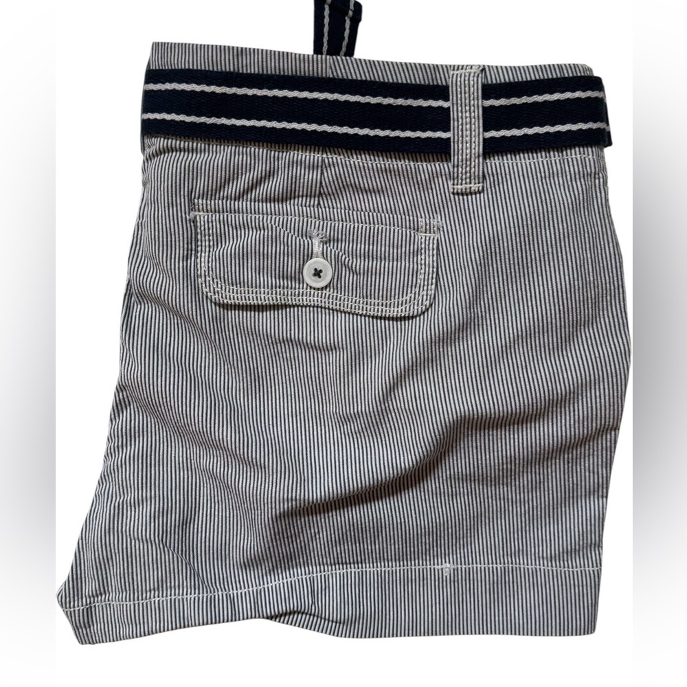 So sz juniors shorts in a blue and white pinstripe pockets EUC Like new w belt - Picture 2 of 5